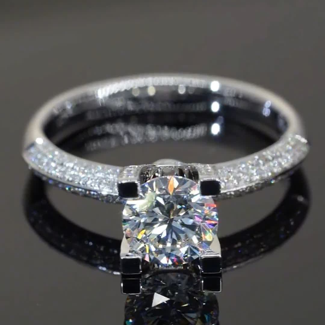 Luxurious Iced out Ring Band Design Moissanite Engagement Ring