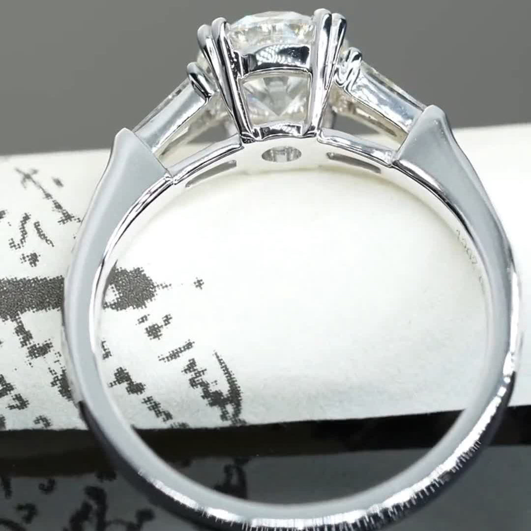 Simple Design Trapezoidal side stone Moissanite Engagement Ring