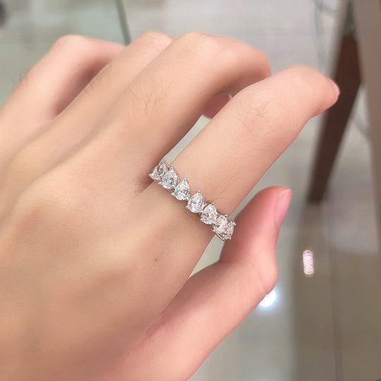 Nhẫn cưới phù hợp với nửa vĩnh cửu của Pear Moissanite