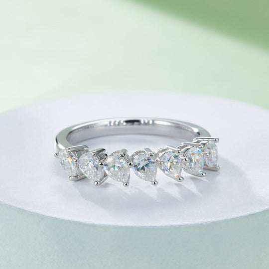 Nhẫn cưới phù hợp với nửa vĩnh cửu của Pear Moissanite