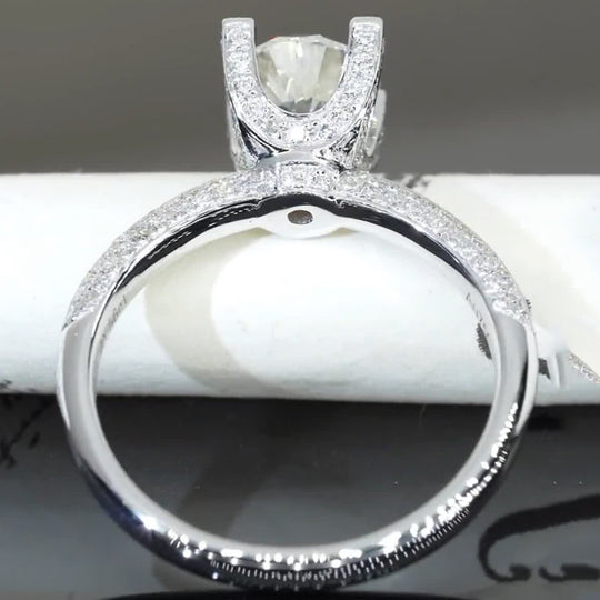 Luxurious Iced out Ring Band Design Moissanite Engagement Ring