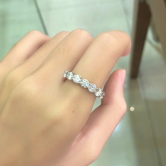 Nhẫn cưới tròn phù hợp với nửa vĩnh cửu Moissanite