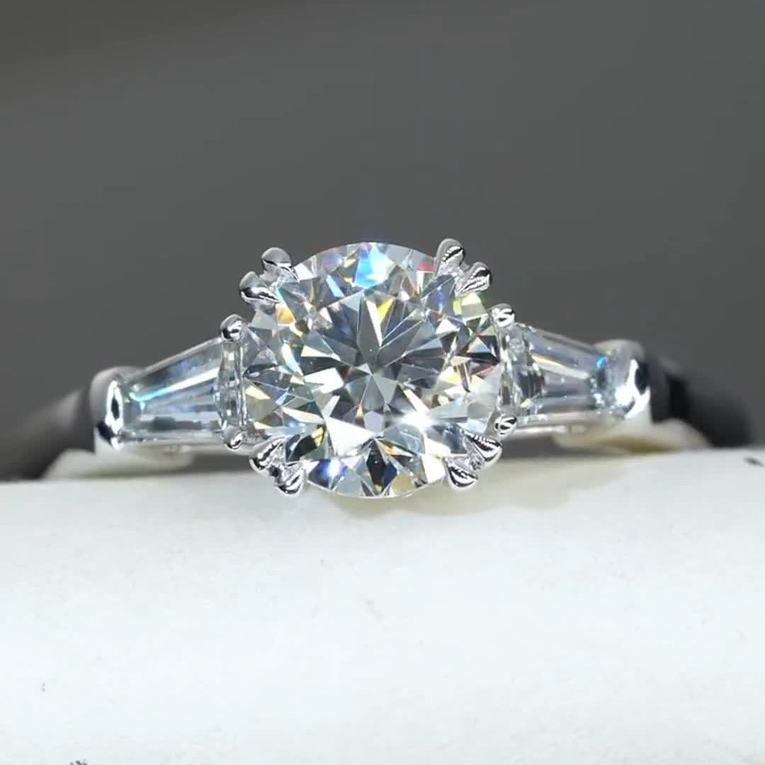 Simple Design Trapezoidal side stone Moissanite Engagement Ring