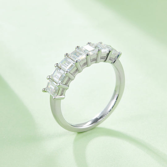 Nhẫn cưới phù hợp với nửa vĩnh cửu của Emerald Moissanite