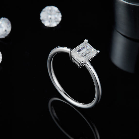 Nhẫn đính hôn Moissanite đơn độc cắt ngọc lục bảo